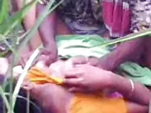 सेक्सी बेब बाथरूम मे ...