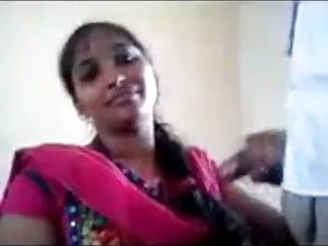 आकर्षक लड़की के साथ  ...