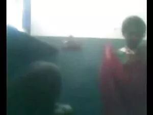 किशोर वेब कैमरा में  ...