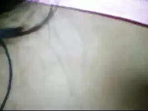 हॉटी को उसके वक्ष से ...