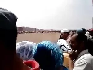 स्टॉकिंग्स के माध्यम ...
